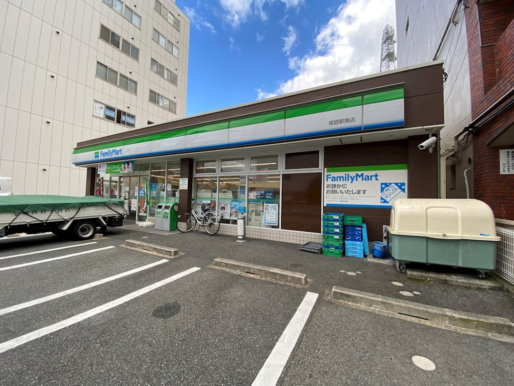 コンビニ　ファミリーマート 姫路駅南店（コンビニ）まで636m