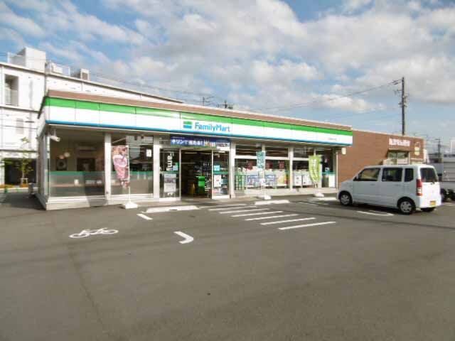 コンビニ　ファミリーマート松阪春日町店（コンビニ）まで686m