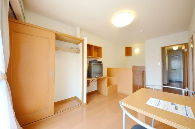 居室・リビング　1階はフローリング・2階は絨毯仕様