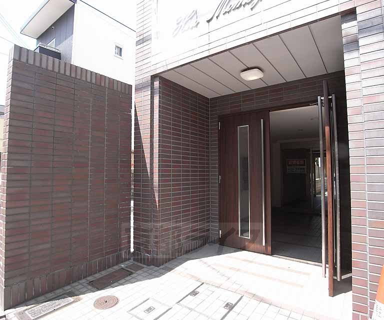 エントランス　エントランスが色合いが可愛いです。