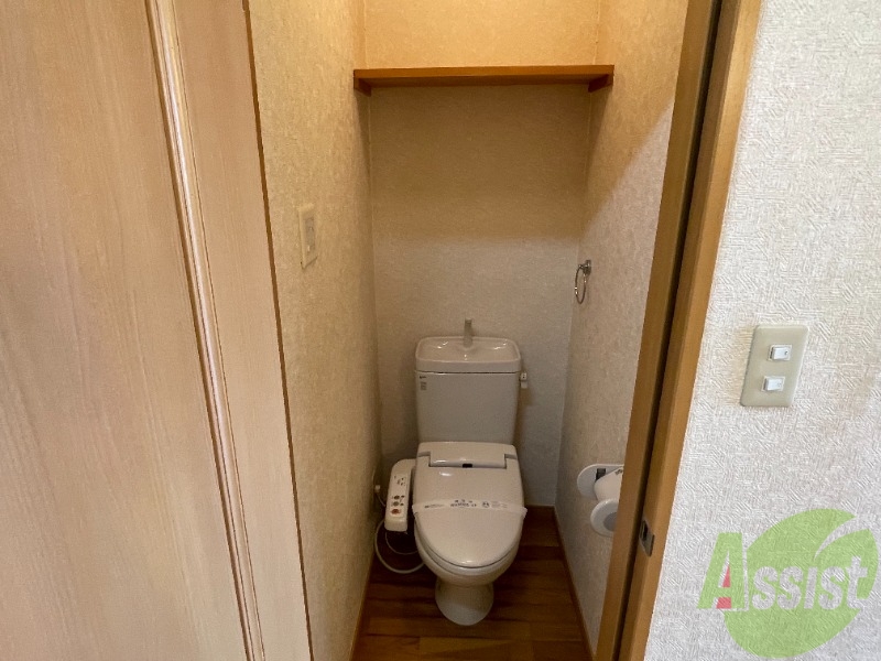 トイレ　温水洗浄便座なので快適に使用できそうですね。