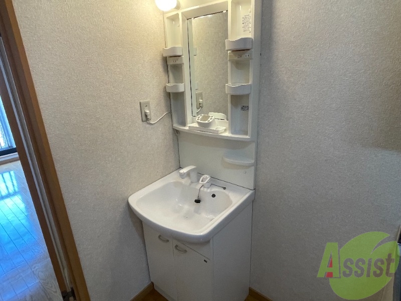 洗面設備　洗面台は独立しています。朝の身支度はこちらでどうぞ～