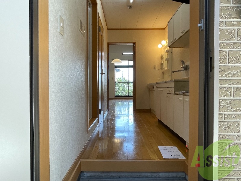 玄関　玄関から撮影しました。敷居が高くなくて安心ですね。