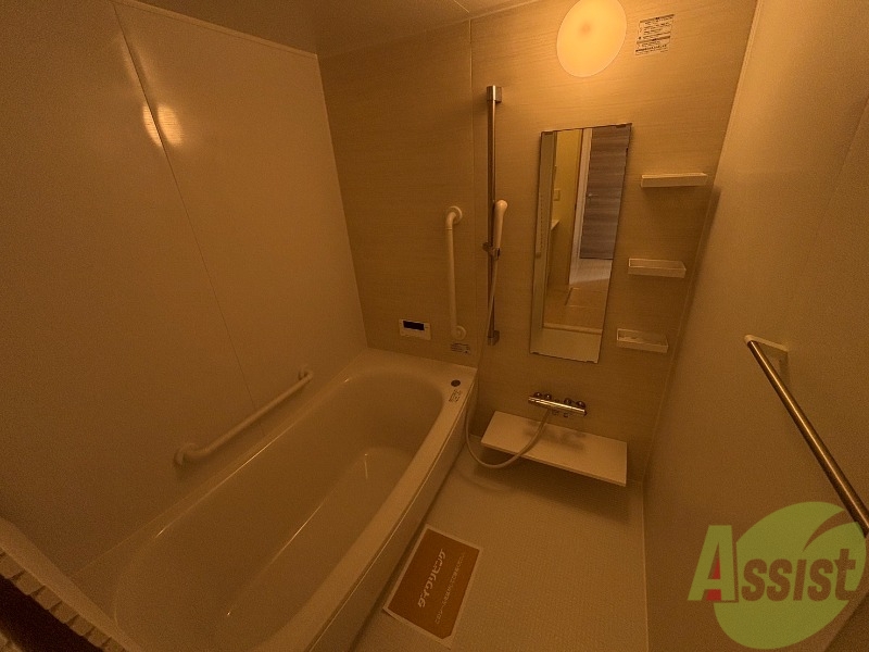 バス・シャワールーム　浴室は広々としており、追い焚き機能が付いています。