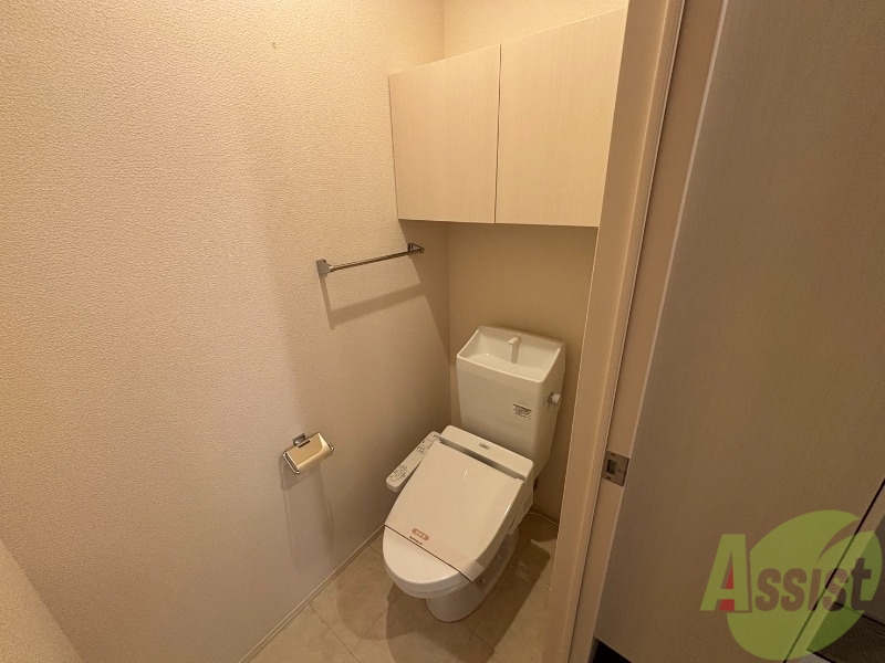 トイレ　トイレはウォシュレット付きで棚もございます。