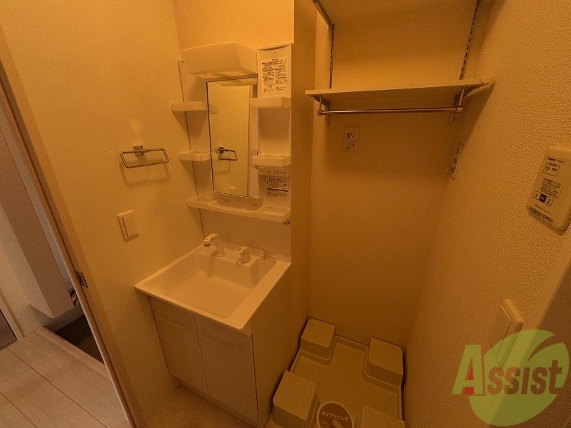 洗面設備　洗面台は収納スペースが多く、隣には洗濯機置き場がございます。