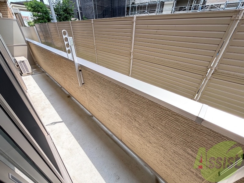 バルコニー　バルコニーはかなり広いので沢山の洗濯物を干すことができます。