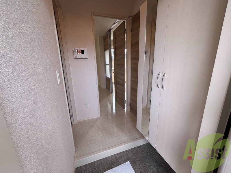 玄関　玄関から見た廊下です。お部屋の中が見えないのは安心ですね。