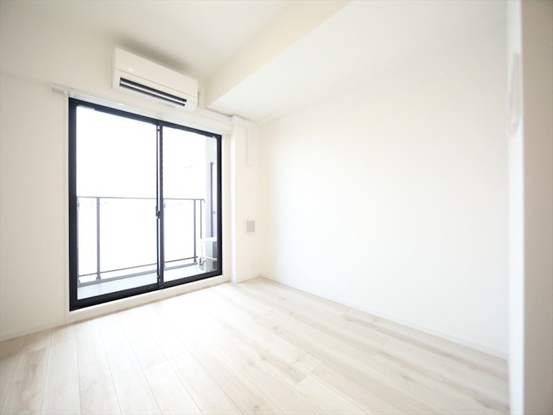 居室・リビング　洋室6.5帖　クローゼット付　エアコン完備　バルコニー