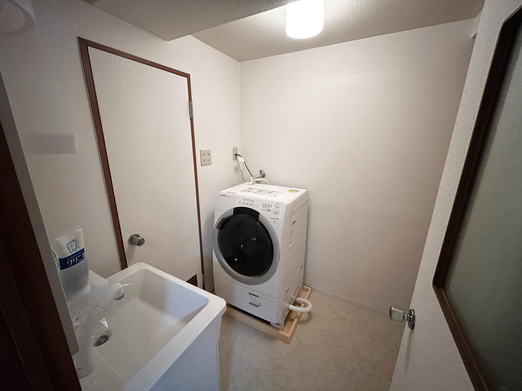 洗面設備　ドラム式洗濯乾燥機付き