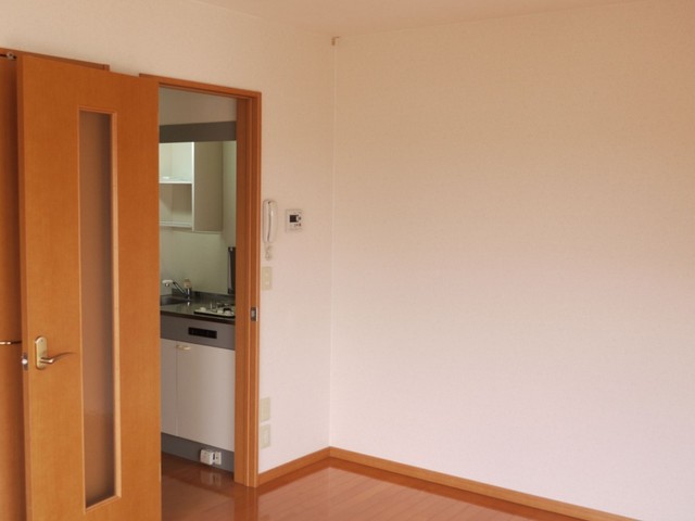 キッチン　洋室奥からキッチン方向（１号室タイプ）