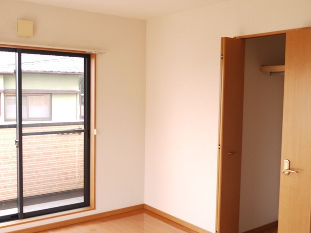 バルコニー　洋室奥から洗面所方向（１号室タイプ）