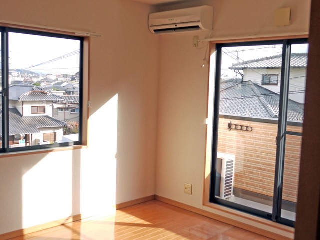 居室・リビング　洋室キッチン方向より（１号室タイプ）