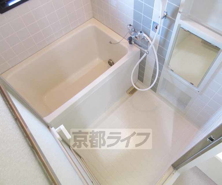 バス・シャワールーム　広くて快適なバスルームです。