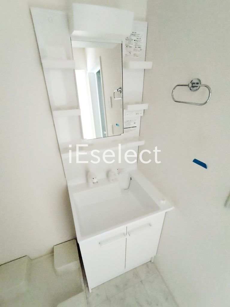 洗面設備　毎朝の準備に便利な独立洗面台です。