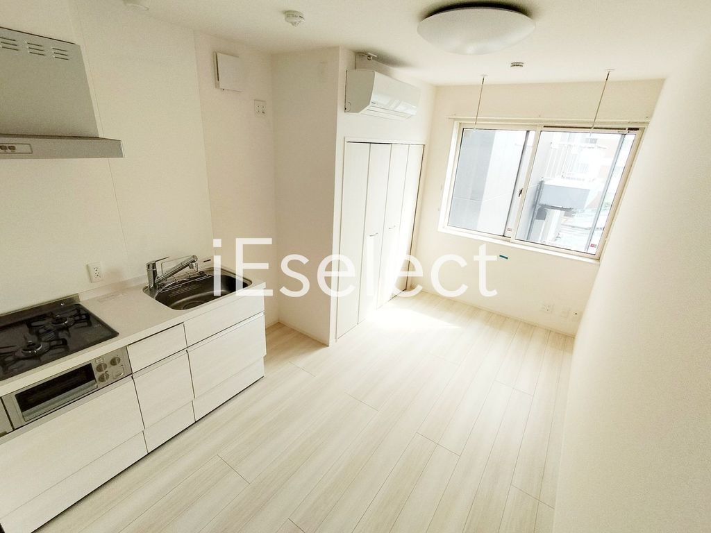 居室・リビング　お部屋に収納があるので広々使えますね