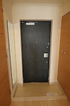 玄関　写真は同タイプ住居です。