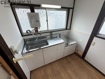 キッチン　キッチンにも窓があり換気も楽にできます！