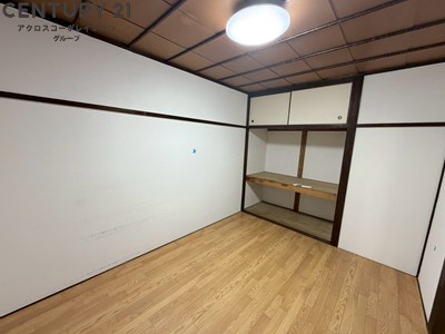 居室・リビング　落ち着いた床色で、とても綺麗です！