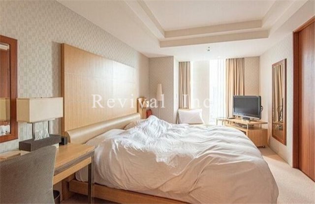 その他部屋・スペース　明るい光の差し込むベッドルームでございます