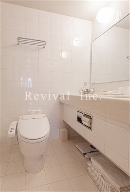 バス・シャワールーム　追い焚き完備でございます