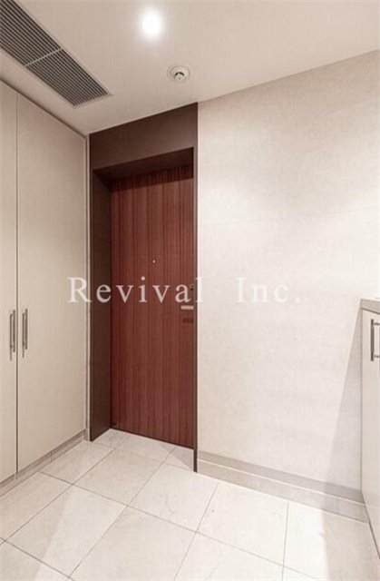 玄関　ゆったりとした玄関スペースでございます