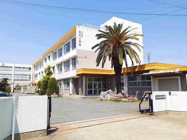 小学校　小牧市立　村中小学校（小学校）まで700m
