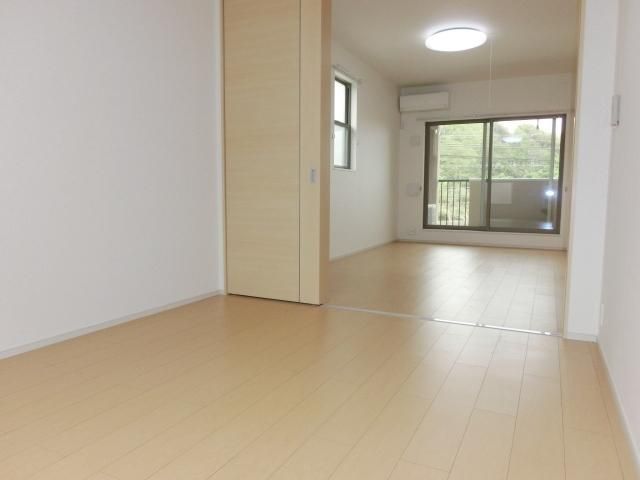 居室・リビング　居室からリビング