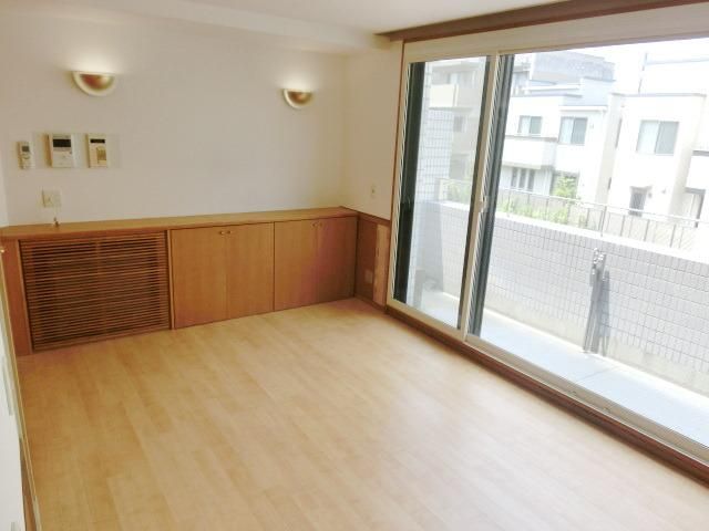 居室・リビング　★大きな窓の広々としたお部屋です★