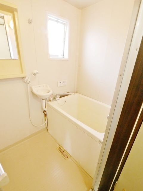 バス・シャワールーム　★人気の窓付きバスルーム★