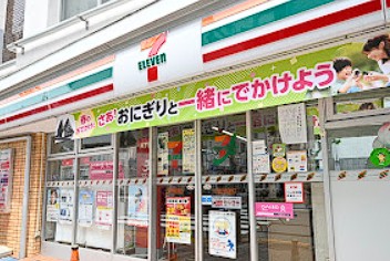 コンビニ　コンビニ（コンビニ）まで821m