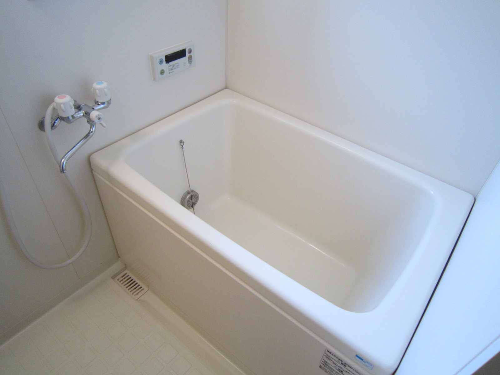 バス・シャワールーム　追焚機能付き【浴室に窓あり】