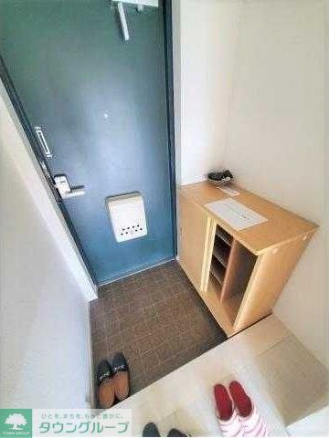 玄関　※同建物別号室別タイプ参考写真です。