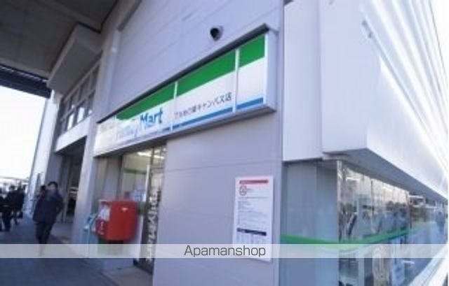 コンビニ　ファミリーマート（コンビニ）まで666m