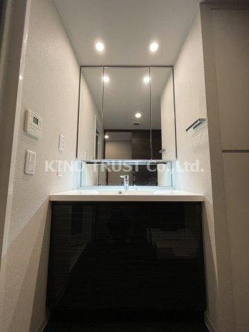 洗面設備　独立洗面台あり、毎朝おしゃれに忙しい女性の方におすすめです