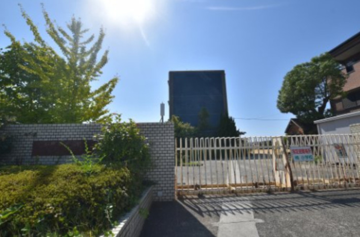 小学校　泉大津市立楠小学校（小学校）まで423m