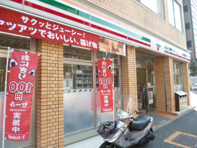 コンビニ　セブンイレブン新宿曙橋駅西店（コンビニ）まで713m