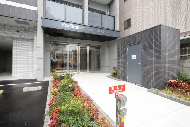 エントランス　落ち着いたエントランスです