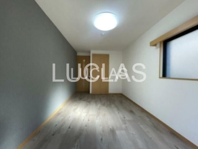 居室・リビング　落ち着いた色味の床材がくつろぎ空間を演出♪