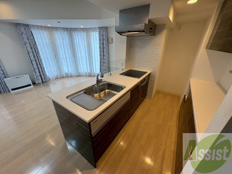 キッチン　キッチン周りは意外と物が多いので棚があるといいですね。