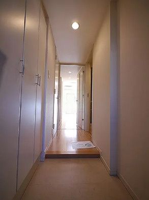 玄関　写真は同タイプ住居です。