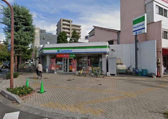 コンビニ　ファミリーマート中央町店（コンビニ）まで181m
