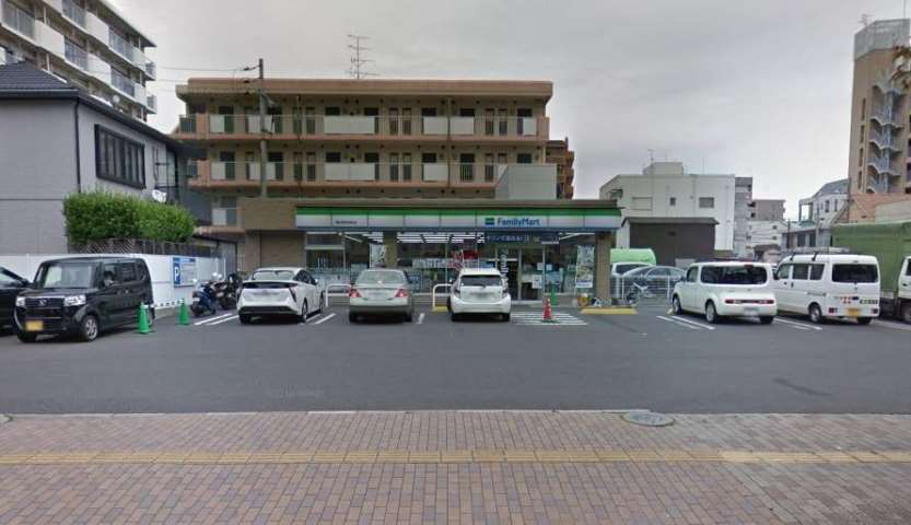 コンビニ　ファミリーマート南中央町店（コンビニ）まで376m