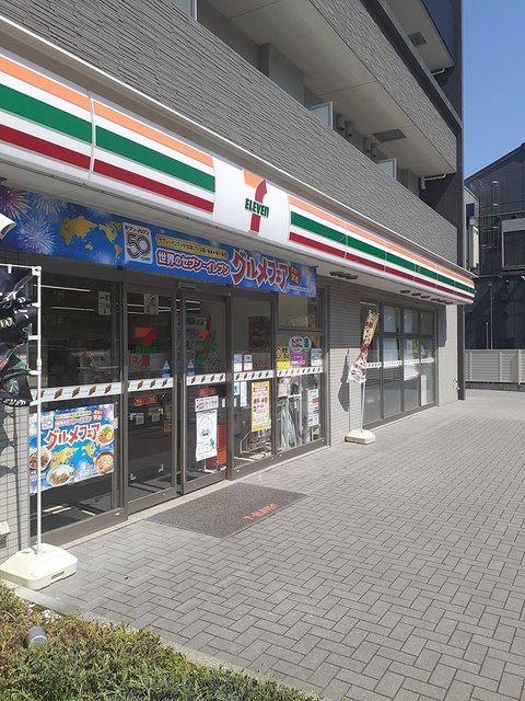 コンビニ　セブンイレブン（コンビニ）まで136m
