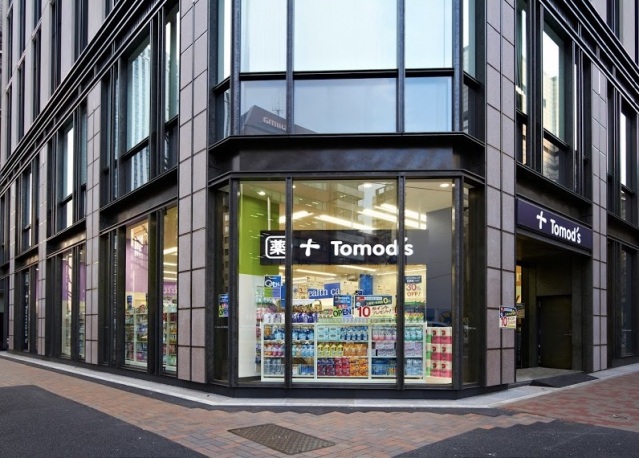 ドラックストア　トモズ銀座三丁目店（ドラッグストア）まで86m