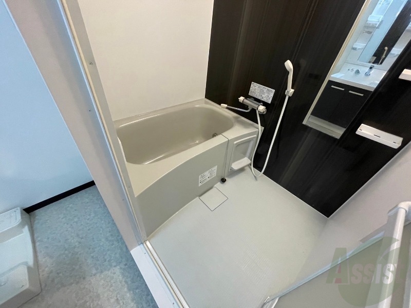 バス・シャワールーム　バスルームは狭すぎず、シャワーも浴びやすそうです。