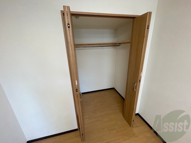 収納　クローゼットを開けてみました。奥行きがありますね。