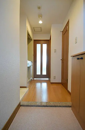 玄関　別部屋の画像を使用しております。