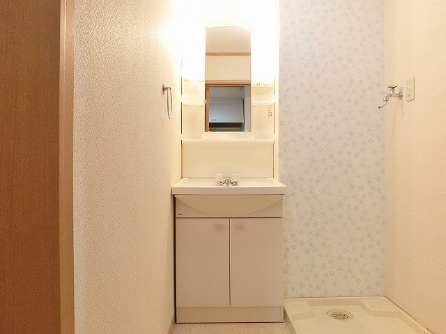 洗面設備　収納力を兼ね備えた洗面台