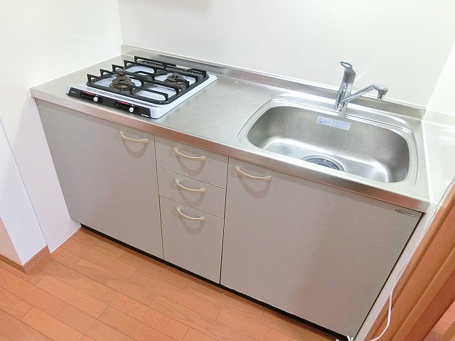 キッチン　２口ガスコンロ付きのキッチン。